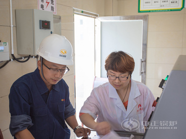 中正锅炉服务人员为用户解答疑虑
