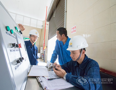 中正技術人員在鍋爐電控柜前記錄詳細數據