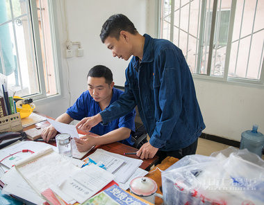 中正鍋爐技術人員與用戶耐心溝通