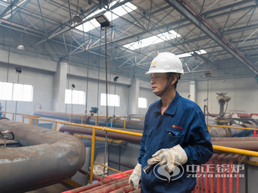 中正锅炉工程师用心检查停炉情况