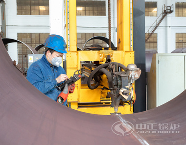 中正鍋爐員工設(shè)置自動焊機(jī)參數(shù)
