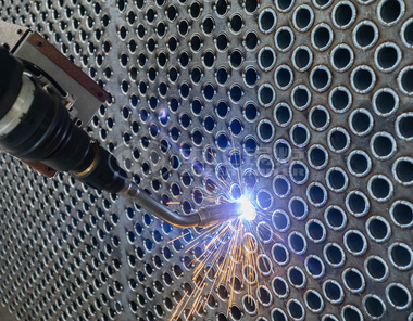 中正鍋爐通過自動化軌跡規(guī)劃、在線監(jiān)測與質(zhì)量追蹤，實(shí)現(xiàn)對管板焊接熱輸入、變形與氣密性的精細(xì)控制。