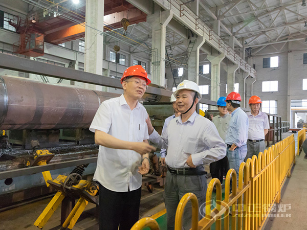 中正锅炉总经理张国平先生带审核人员参观工厂
