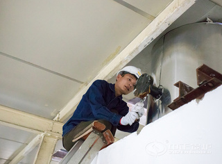 永乐高手艺职员周全检查燃气锅炉