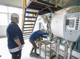 正在仔细检测锅炉运行状态的永乐高售后职员