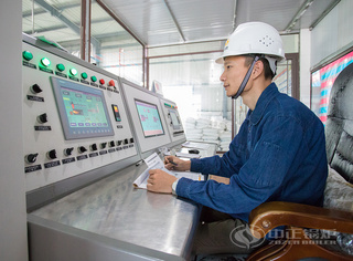 永乐高锅炉手艺职员正在纪录锅炉运行状态