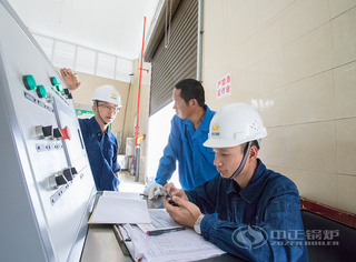 永乐高手艺职员在锅炉电控柜前纪录详细数据