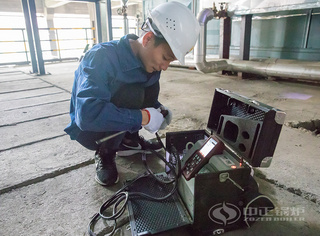 永乐高锅炉售后职员正在使用烟气剖析仪