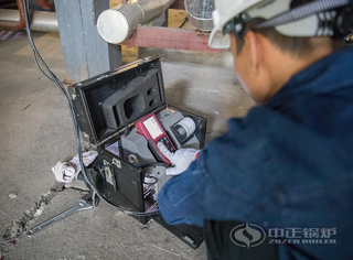 正在检测烟气的永乐高锅炉效劳职员