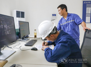 永乐高锅炉效劳职员耐心纪录燃气锅炉运行数据