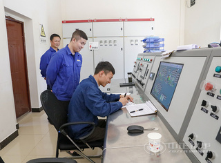 永乐高锅炉效劳职员正在填写反响表