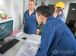 永乐高锅炉手艺职员仔细视察锅炉运行情形