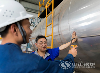 永乐高锅炉售后职员协助检测燃气锅炉数据