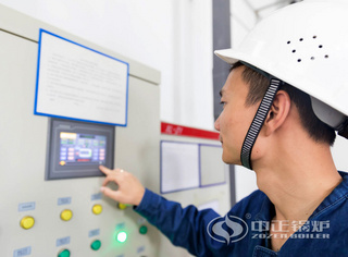 永乐高锅炉售后职员检查燃气燃气锅炉的控制装备