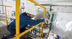 永乐高锅炉售后效劳团队走进化工行业自然气锅炉房