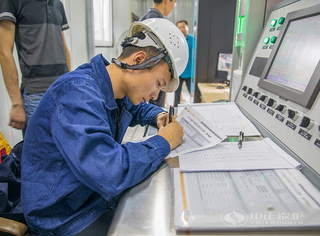 永乐高售后职员仔细纪录工业锅炉运行情形