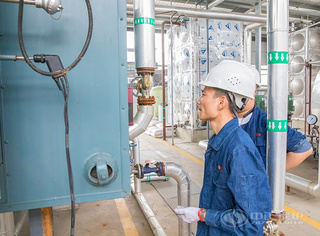 永乐高锅炉效劳职员认真审查燃气锅炉运行情形