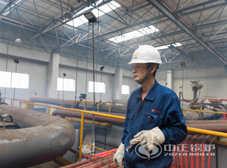 永乐高锅炉工程师专心检查停炉情形