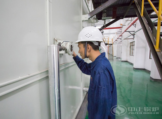 永乐高锅炉专业职员于观火孔视察运行情形