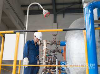 永乐高锅炉售后职员仔细检测锅炉各部件