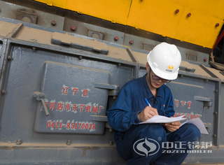 永乐高锅炉售后职员认真纪录热水锅炉检测数据