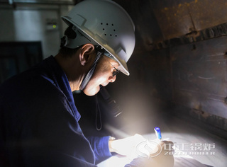 永乐高锅炉手艺职员对SHL系列锅炉举行认真检查