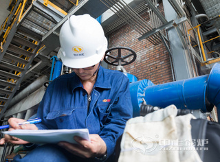 永乐高锅炉售后职员认真监测锅炉各项数据