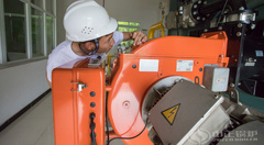 永乐高锅炉手艺团队走进久味夙冷凝燃气锅炉房