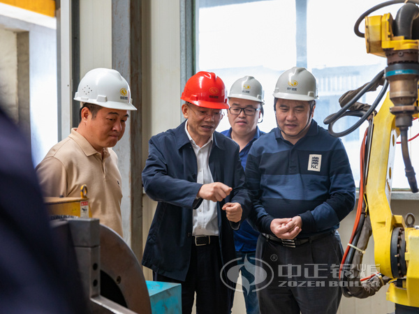 总经理张国平先生讲解中正锅炉机器人焊接设备的优势