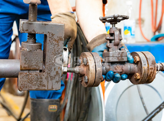 永乐高锅炉受压元件接受水压试验