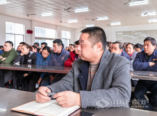 永乐高锅炉常务副总张小君先生认真聆听聚会精神