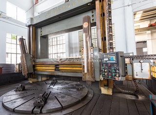 永乐高锅炉大型立式车床适合精度高，批量大，形状重大的零件