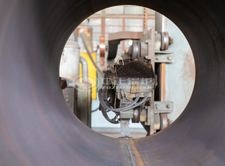 永乐高焊接装备的焊枪行走接纳直流伺服电机驱动，齿轮齿条传动，轨道面经磨削加工，行走平稳，焊接稳固可靠。