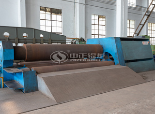 经由切割的钢板，完成除锈、铣边、倒角三道工序后，将由这台先进的四轴卷板机卷成用于制造锅筒的工件