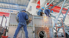 永乐高锅炉焊接组车间事情一样平常