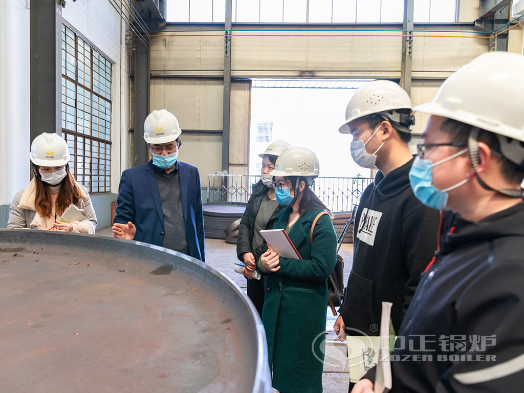 刘副总经理为新员工讲解锅炉封头制造工艺