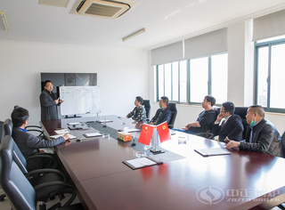 永乐高锅炉总师办主任高屾为客户先容导热油锅炉