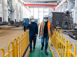 客户实地旅行考察永乐高锅炉生产车间
