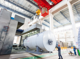 吊装喷漆完毕的锅炉出库