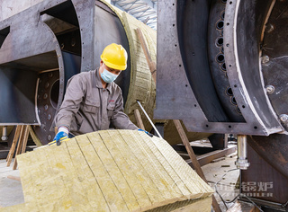 永乐高员工为锅炉铺设锅炉保温棉