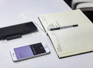 加入培训的员工认真做好听课条记