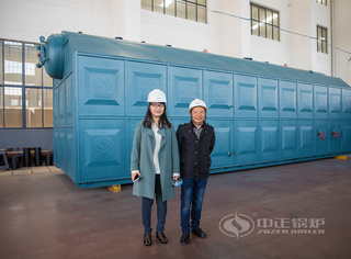 永乐高锅炉销售与客户在锅炉样品前合影留念