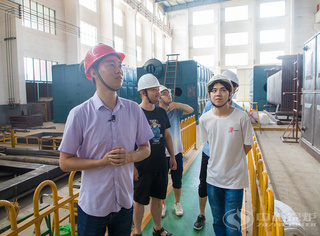 永乐高锅炉销售司理向导新人旅行锅炉车间