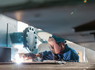 永乐高锅炉导热油炉电焊车间