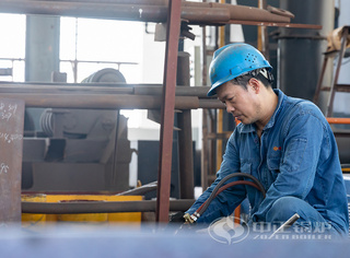 酷暑的天气，阻碍不了斗争者的脚步