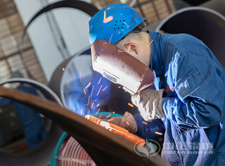 给锅筒焊接的永乐高人