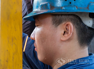 汗水顺着永乐高人面颊滑落却顾不得擦拭