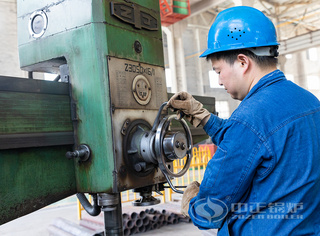 永乐高锅炉车间员工操作摇臂钻