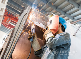 专心致志的焊接工人