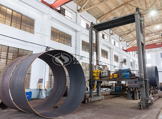 准备举行环缝自动焊的锅筒